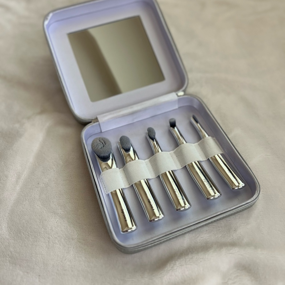 5 pc excellent condition ARTÍS Digit makeup brush collection silver travel case